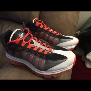 Mens Nike Air Max. Like new. Low miles.